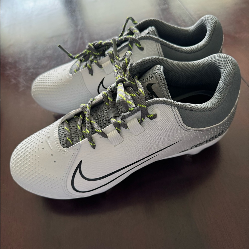 Nike Renew Softball Cleats Size 8 NWOT